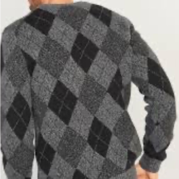 Old Navy Men's Cozy Argule Gray and Black crewneck. - Picture 3 of 4